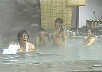 温泉で美女三人組に囲まれる武田鉄矢