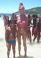 ビーチのナイスバディお婆ちゃん