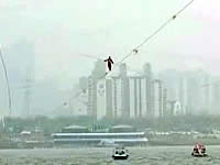 全長1キロ、高さ21メートルのロープを渡る「世界綱渡り大会」