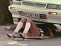 もしもミニスカートで車を修理している女性がいたら...