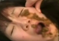 う○こを食べさせられる女たち