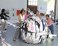 The BraBall 下着を集めて大きな「ブラボール」を作る