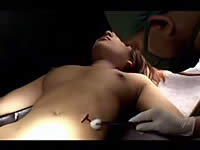 女性の傷口が大好き　マッド医師による変態手術