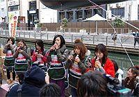 女子大生らが公衆の面前で巻き寿司フェラをするイベントが開催