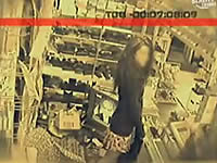 盗んだ金を女性ならではの隠し場所にしまう女性