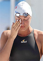 女子水泳選手、水着が破れてしまい退場処分を受ける（ つω；）