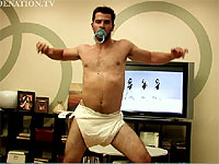 ビヨンセの曲に合わせて踊り狂うオムツ野郎