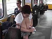 電車の中で搾乳をはじめる巨乳ＯＬ