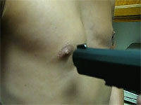 エアガンで乳首を撃つとどうなるのか　※ショッキング注意