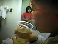 孫娘の一番搾りのおしっこを飲むおじいちゃん