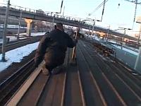 走行中の電車の上に乗ってる危険過ぎる男