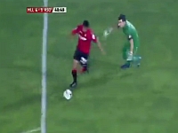 志村~後ろ~と言いたくなるようなサッカーのワンシーン