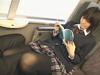 電車の対面座席で足を絡ませても抵抗しない女子校生にフェラしてもらう