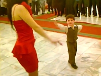 セクシーな女性と素晴らしいダンスを踊る少年