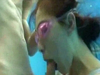 水中フェラして競泳水着を着たままプールサイドSEX