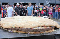 ギネス認定された巨大チーズバーガー