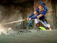 ゲームの世界を再現!美女「リンク」が壺を破壊しまくり