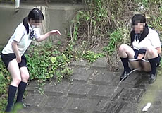 野外で連れションする女子校生を盗撮