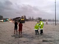 海の泡の中を走るバスを見ていたら