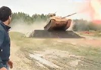 戦車がバウンドしながら主砲をドカーン！とブッ放す