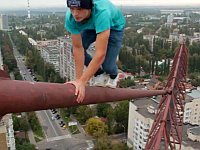 見てるだけで冷や汗!ウクライナ人のスカイウォーキング