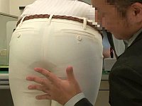パンティライン丸出しの白パンツスーツを着ている部下にセクハラ