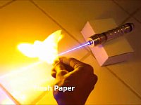 紙やピンポン玉を焼きつくすライトセーバーが開発される
