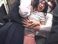 痴漢されてる女の子を助けたら自分が痴漢された