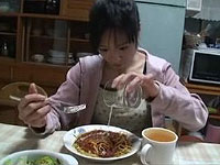 食ザーを楽しむ少女