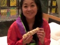 肥後ずいきを使ってオナニーするパイパン熟女