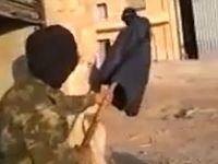 敵軍のスナイパーをからかって遊ぶ兵士