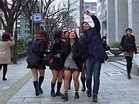 東京の雑踏を後ろ歩きで撮影して逆再生したスローテレビ「TOKYO REVERSE」