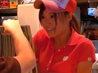 ハンバーガー屋の店員が可愛かったので接客中に痴漢してみた