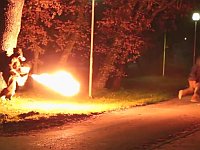 夜道で火炎放射器を持って笑いながら通行人を追いかけるドッキリ