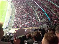 サッカー観戦中に紙飛行機を飛ばしてみた