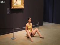 パリ美術館でオマ○コくぱぁした女性が逮捕される