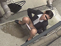 ビルの谷間でこっそり小便するＯＬ