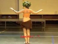 思わず目が釘付けになりそうなフラガールの腰振りダンス