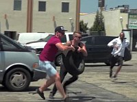 ヤラれたら最悪!?車のタイヤを盗んでるフリをするドッキリ