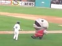 マスコットキャラが野球選手を生きたまま捕食している・・