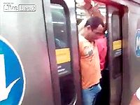 電車のドアに勃起した男性器を挟まれてしまった男がwww