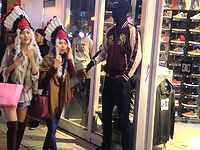 ハロウィンで賑わう大阪でマネキンのフリしてドッキリしかけたったぜ!