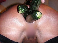 お尻の穴に野菜やフルーツを入れる女性たち