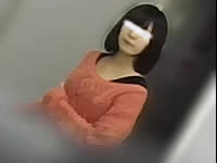 女子トイレでマ○コに紙が付いてる女のコを盗撮