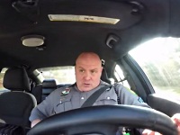 「Shake it Off」を口パクしながら街の安全を守る警察官