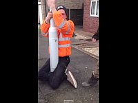 悪用厳禁！？街灯のポールを使って道具なしで人間を拘束する方法