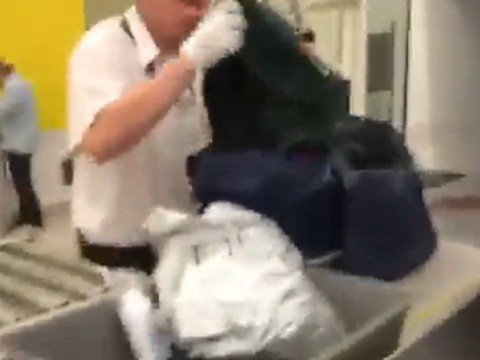 空港の手荷物検査で友人からバッグにイタズラされた