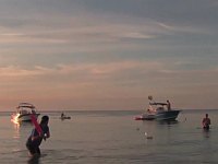 男たちが海で様々なトリックショットを決めてみた！