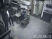 監視カメラがとらえた!迷惑クレーマーをハイキックで一刀両断する女性