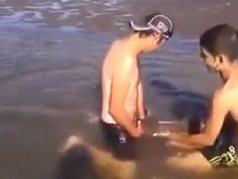 魚をオナホにしてオナニーする男